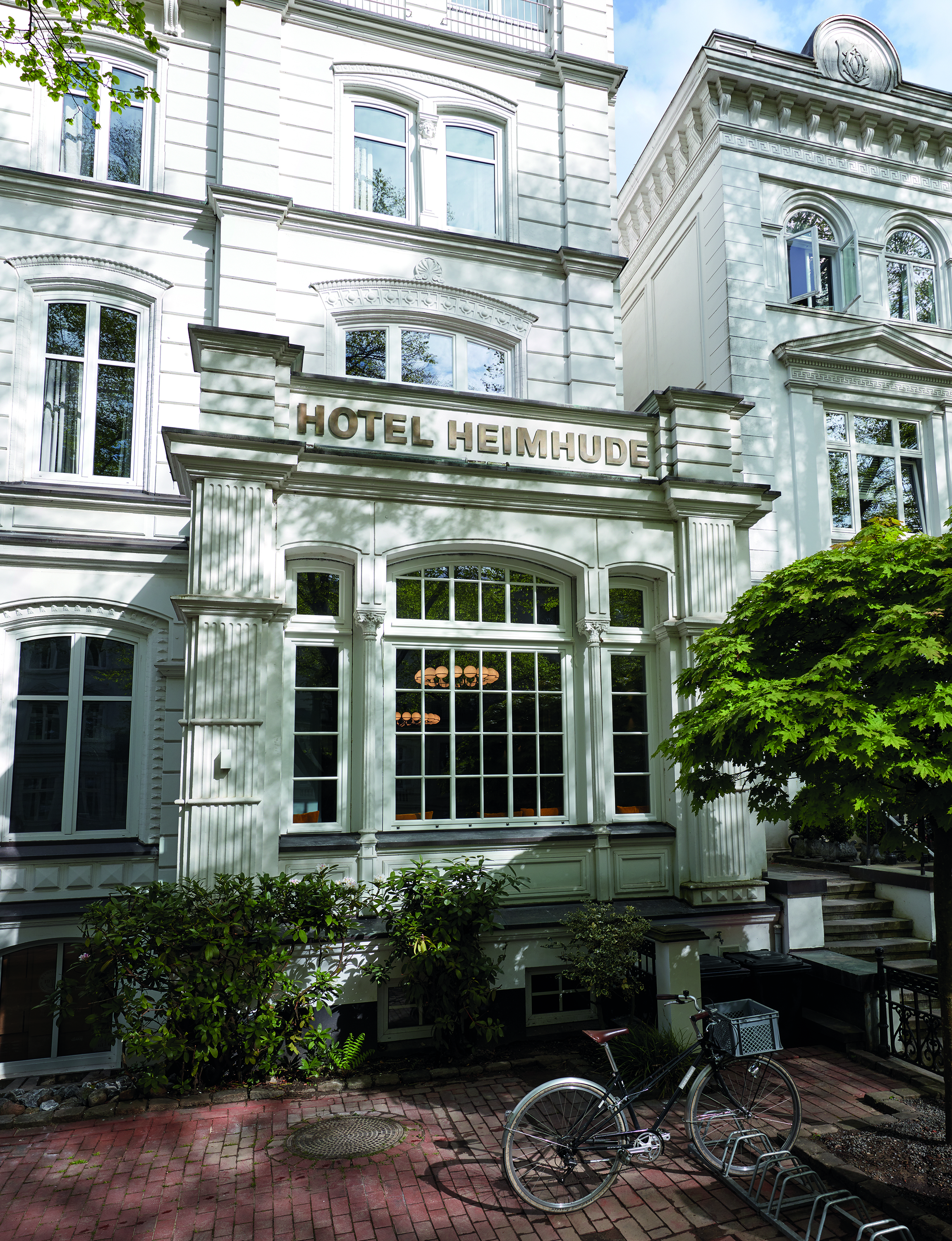 Gelegen auf der Heimhuder Straße in Hamburg, können Gäste mit den Designs zusammen wohnen.